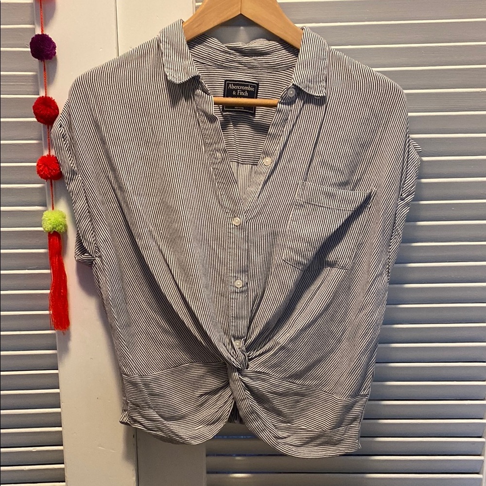 Abercrombie & Fitch Blue and White Striped Cropped Button-Up Top